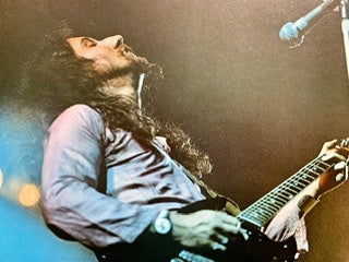 UNVERWÜSTLICH: URIAH-HEEP-GITARRIST MICK BOX WIRD 75