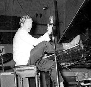 BEI IHM BRANNTE DAS KLAVIER: JERRY LEE LEWIS MIT 87 GESTORBEN