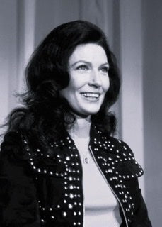 DIE COUNTRY-WELT TRAUERT: LORETTA LYNN STARB MIT 90