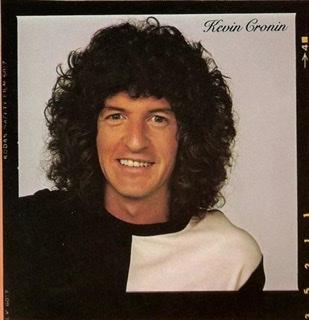 KEVIN CRONIN: EINE DER AUSSERGEWÖHNLICHSTEN STIMMEN IN DER ROCKMUSIK