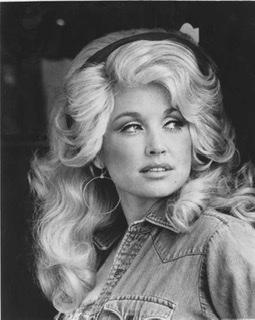 DOLLY PARTON: AMERIKAS GRÖSSTE COUNTRY-SÄNGERIN WURDE 75