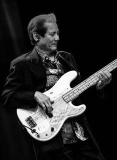 JEFF BECK, BRIAN MAY, ROD STEWART & ERIC CLAPTON: SESSION-BASSIST PHIL CHEN VERSTORBEN
