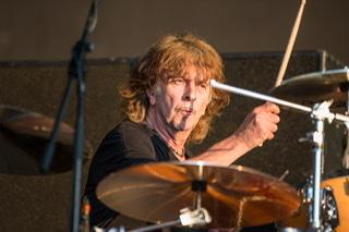 EARTH-BAND-SCHLAGZEUGER LINGWOOD MACHT DIE 70 VOLL