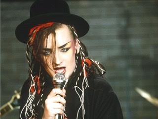 SCHRILLER KURZAUFTRITT AN DER SPITZE: BOY GEORGE WIRD 60