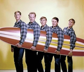 VOR 60 JAHREN BESTRITTEN DIE BEACH BOYS IHR ERSTES PROFESSIONELLES KONZERT