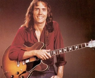 CRUSADERS, PAUL ANKA, JOAN BAEZ: GITARRIST LARRY CARLTON WURDE 75