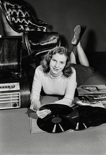 VOR 70 JAHREN: ERSTE HANDELSÜBLICHE VINYL-PLATTE IN DEUTSCHLAND AUF MESSE VORGESTELLT