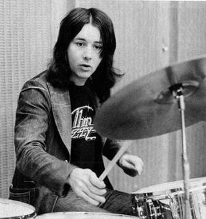 LÄSSIG UND KOMPLEX: BRIAN DOWNEY PRÄGTE MIT SCHLAGZEUGSTIL THIN-LIZZY-STIL