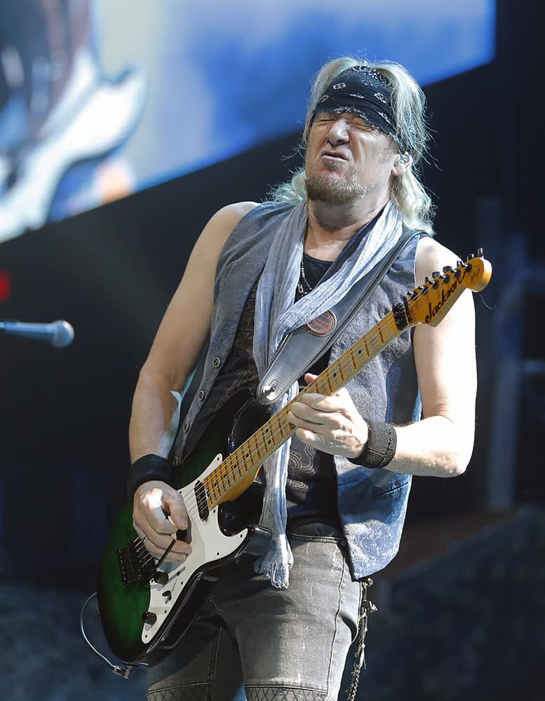 IRON-MAIDEN-GITARRIST ADRIAN SMITH WURDE 65