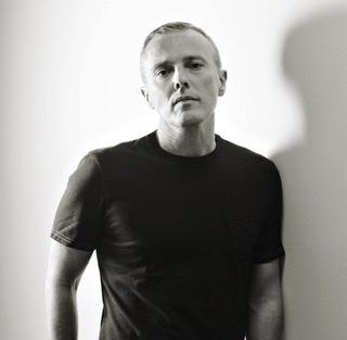 CURT SMITH WIRD 60: ZWISCHEN SYNTHIE POP UND BEATLES-TRIBUTE