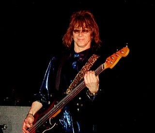 ABWECHSLUNG ALS KONSTANTE: BASSIST JOHN FORD WIRD 75
