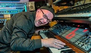 MAREK ARNOLD TROMMELT INTERNATIONALE PROG-ROCK-ELITE ZUSAMMEN UND LÄSST KI VIDEO ERSTELLEN